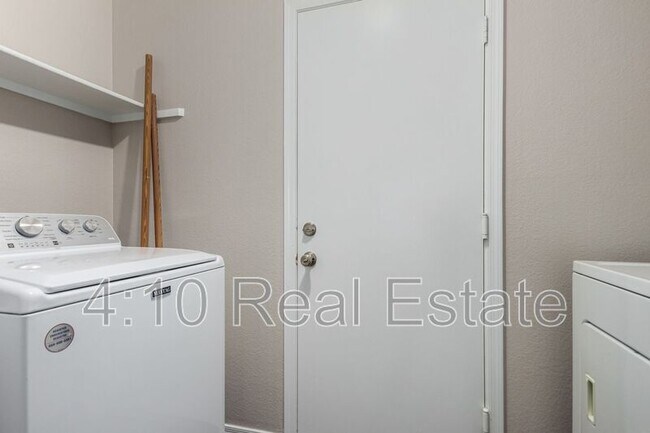 Building Photo - 2085 W Harbour Dr