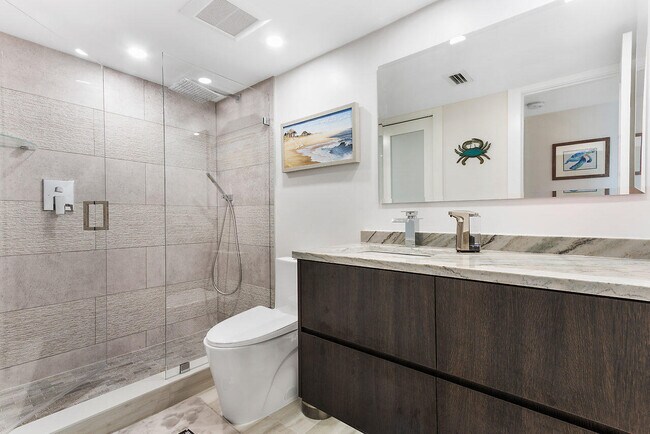 Building Photo - 1160 Hillsboro Mile