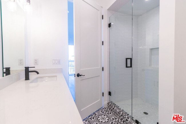 Building Photo - 5323 Ben Ave