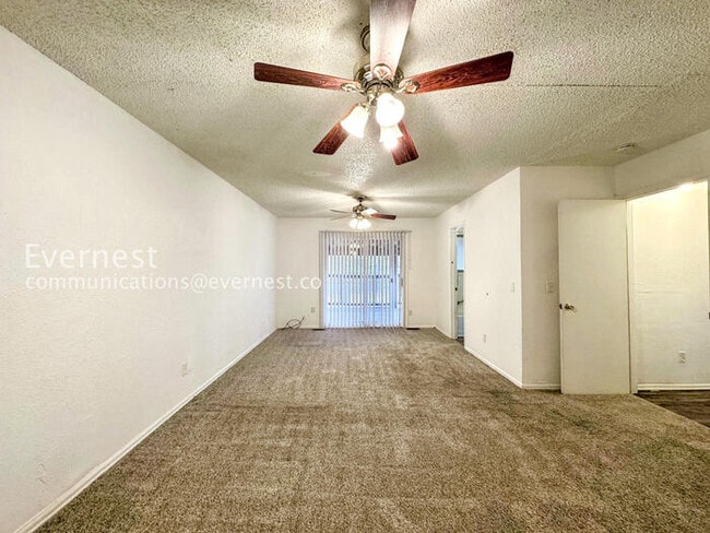 Building Photo - 3 Bed/2 Bath Home with Garage & Fenced Yard