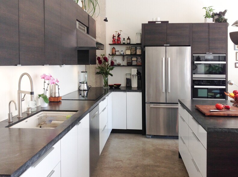 Building Photo - 315 E 8th St