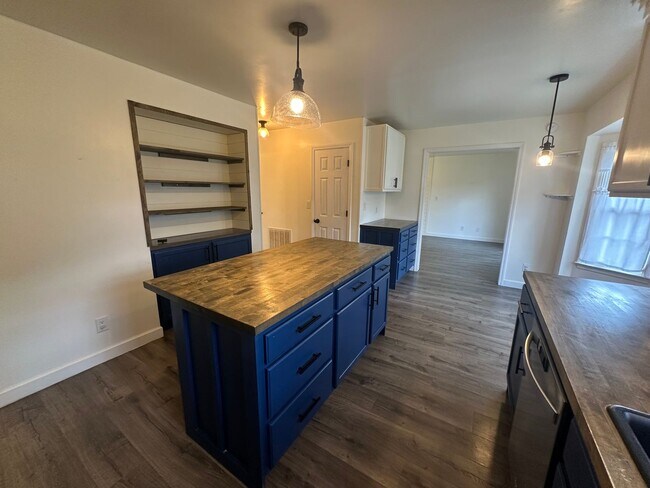 Building Photo - Don't miss this beautiful 3-bedroom, 2.5-bath home with a bonus room in the highly sought-after J...