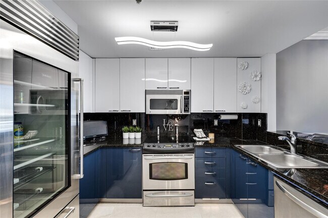 Building Photo - 511 SE 5 Ave