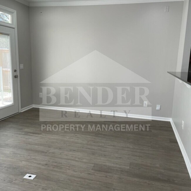 Building Photo - Emmyllie Ct- 130/132