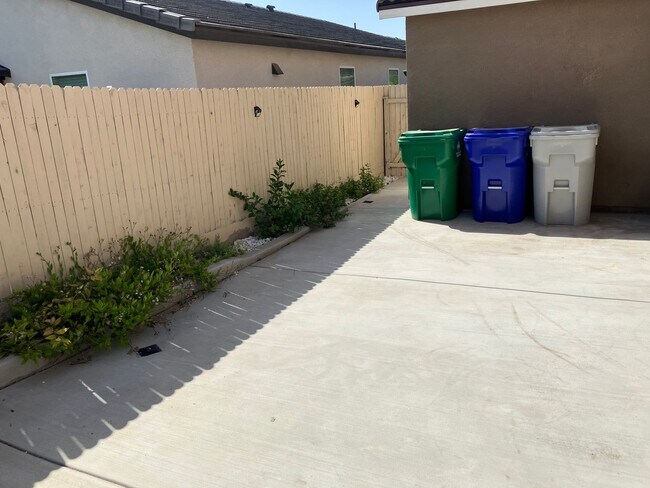 Building Photo - 5 bedroom 3 1/2 bath house in gated commun...