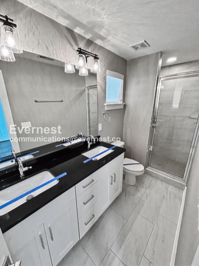 Building Photo - Limited Time Special Offer! / 3 Bed/2.5 Bath Townhome with Off-Street Parking / Pet-Friendly / Av...