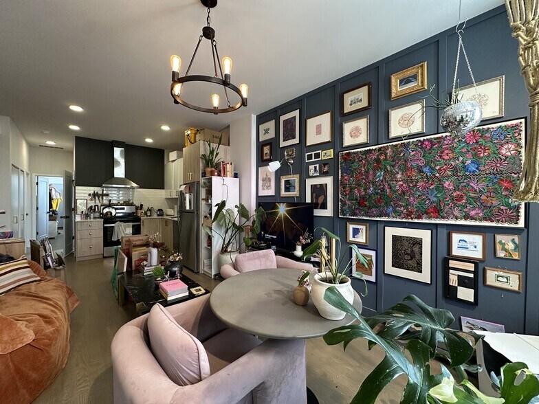 Building Photo - 841 N Mozart St