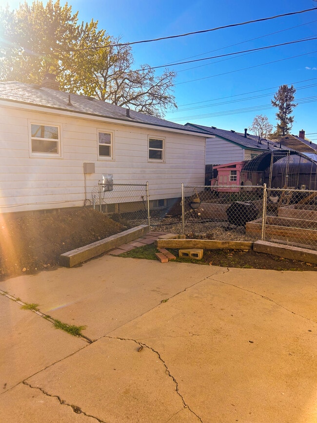 Building Photo - 1721 S Shoshone St