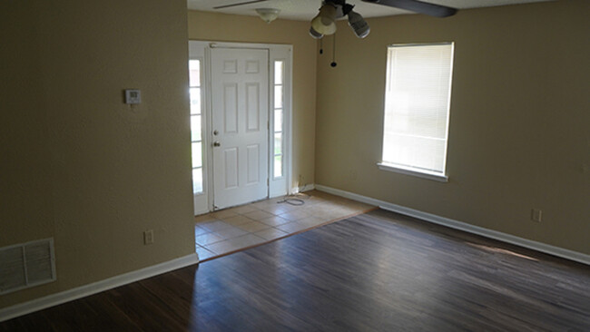 Building Photo - 4701 Waterfront Oak Dr