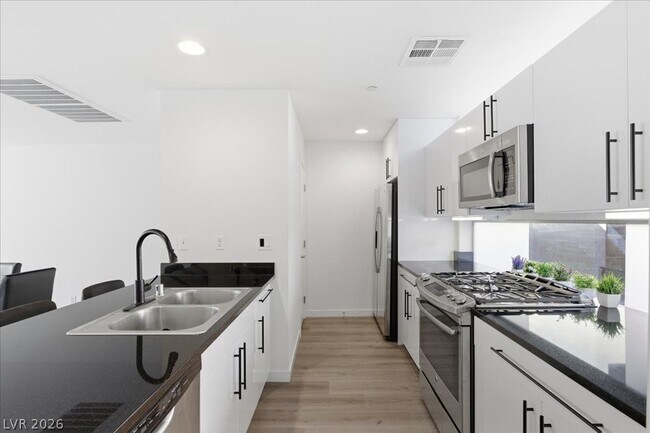 Building Photo - 250 Tower St