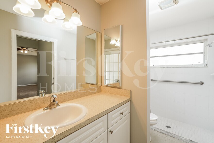 Building Photo - 8352 Bahamas Rd