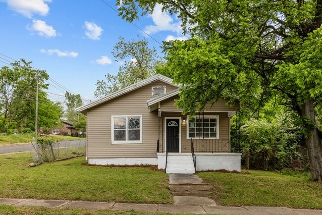 Building Photo - Charming 4 Bedroom, 1 Bathroom house