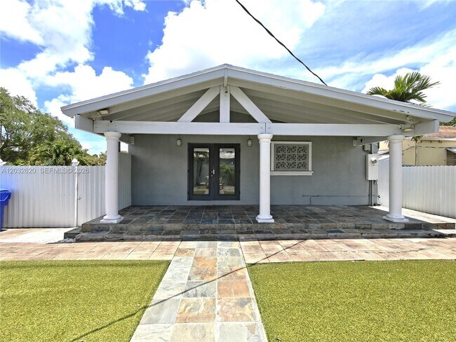 Building Photo - 470 SW 25th Rd