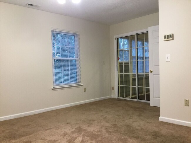 Building Photo - Located in Hunters Chase - 2 BR/2 BA w/ Fireplace, Office, & Landry Room ***MOVE-IN SPECIAL****