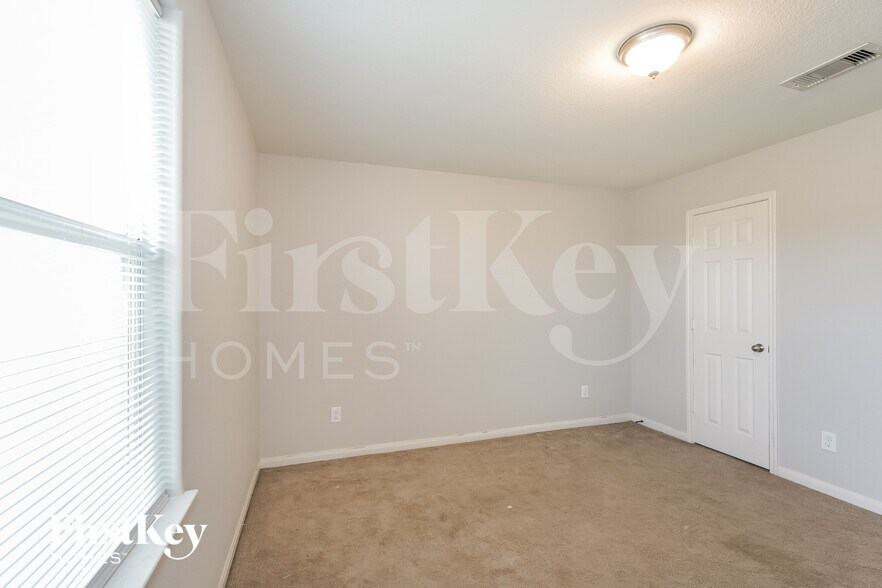 Building Photo - 2027 Golden Topaz Dr