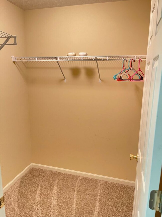 Building Photo - Move-in special. Beautiful 4 bed 2.5 bath 3000+sq ft