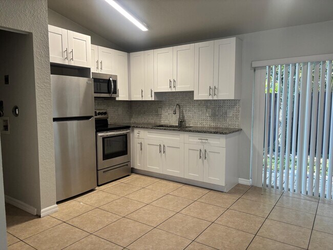 Building Photo - 1939 Palm Acres Dr