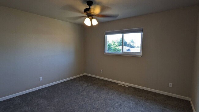 Building Photo - 5 BED/2 BATH RANCH HOME W/FINISHED BASEMEN...