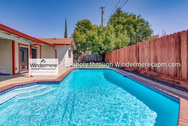 Building Photo - Beautiful Ranch Style home with a pool - A...