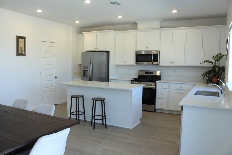 Building Photo - 12663 Snowy Owl Way