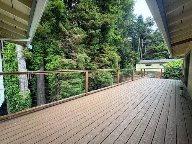 Building Photo - Well located, 4/2, Redwood views
