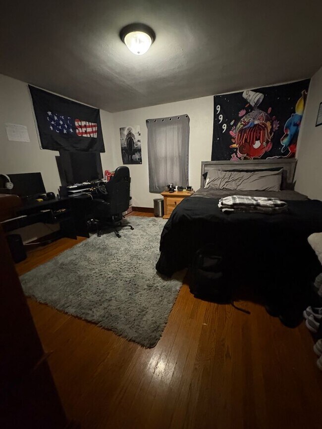 Building Photo - Large 4 Bedroom 1.5 Bathroom Apartment