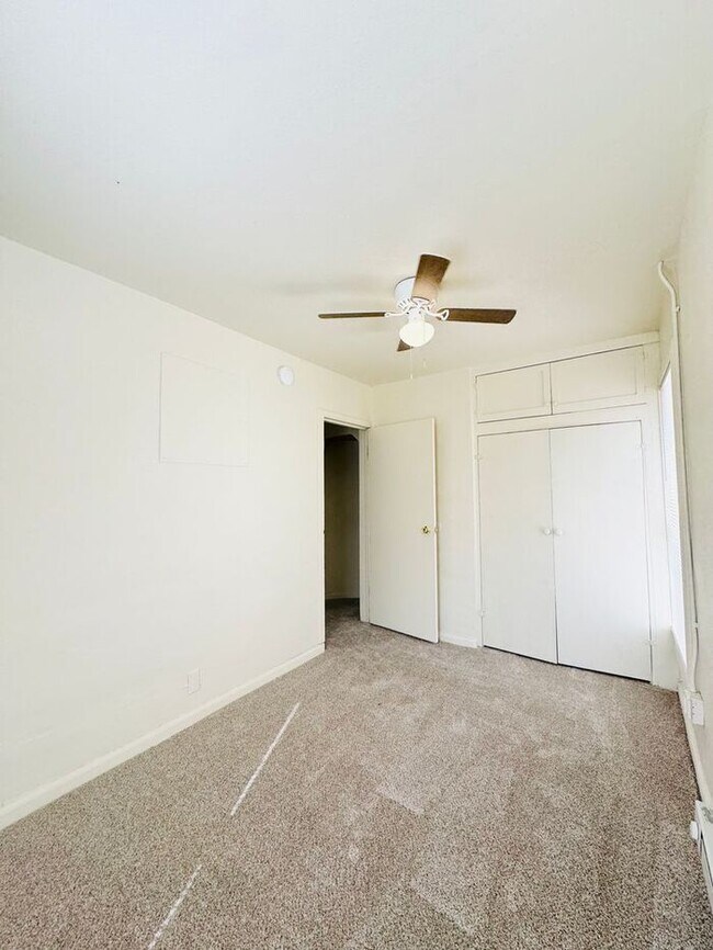 Building Photo - Cute 1 Bedroom, 1 Bathroom Unit Moments Aw...