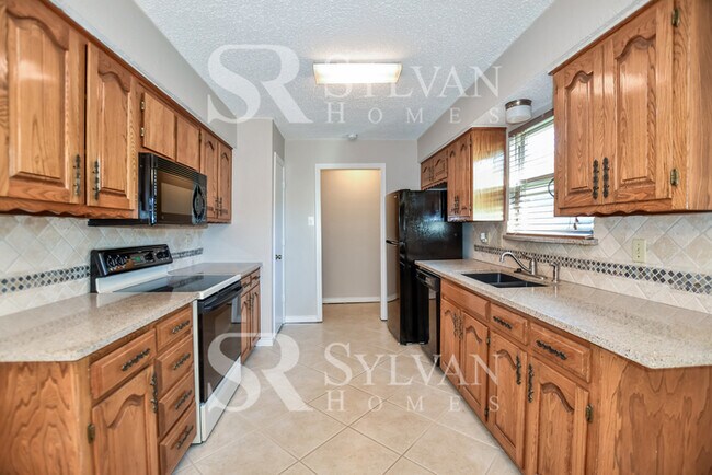 Building Photo - Enjoy living the good life in this 3 bedroom, 2 bathroom brick home