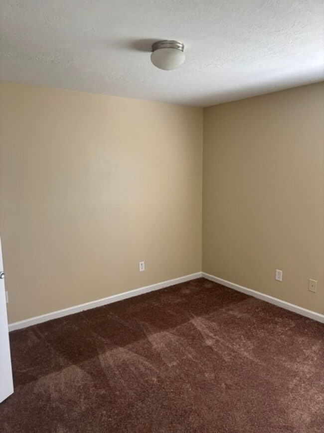 Building Photo - 452 Lory Ln