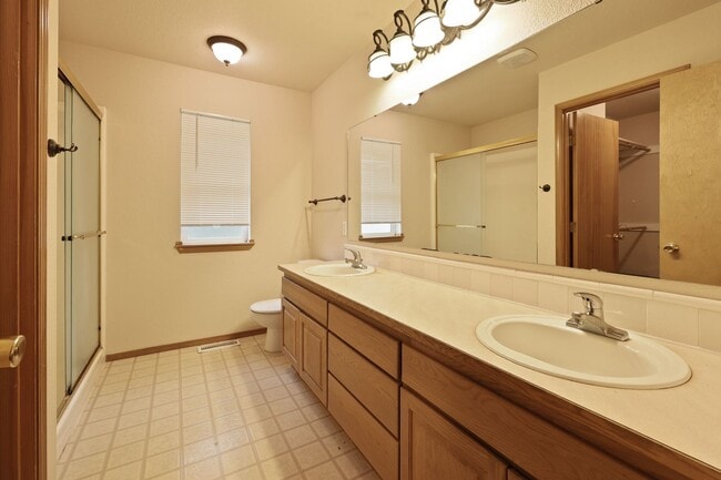 Building Photo - Move in ready now! 4 bedrooms in Lacey - North Thurston School district.