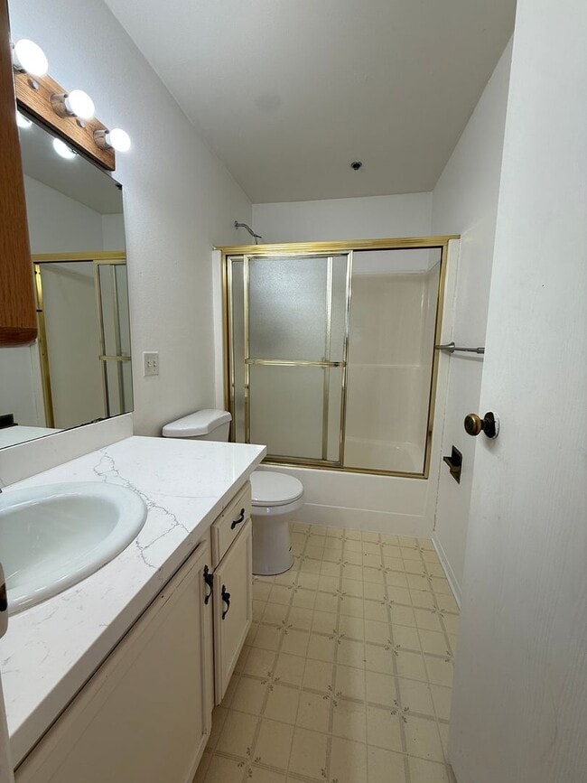 Building Photo - Beautifully maintained condo in the heart of Lynnwood!