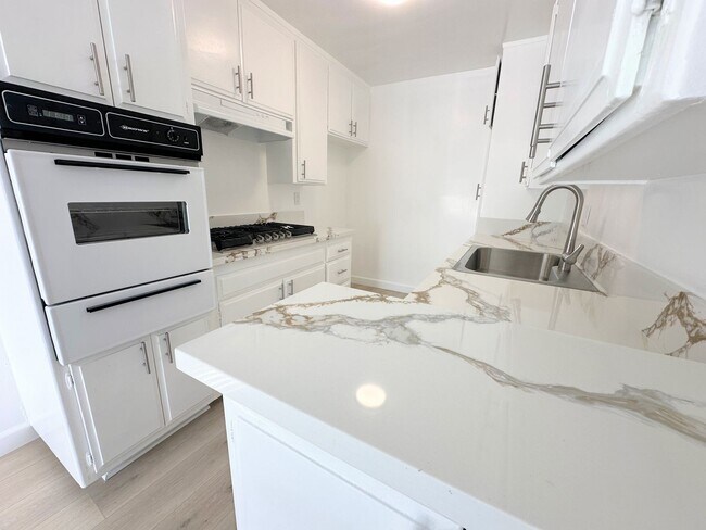 Building Photo - Highly updated 1bd/1ba in Canoga Park, Chatsworth adjacent! Parking included