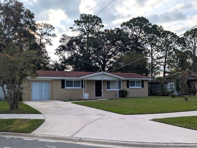 Building Photo - NOW AVAILABLE!! 3/2 House Located in quiet...