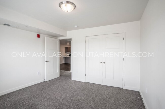 Building Photo - 722 E 500 S