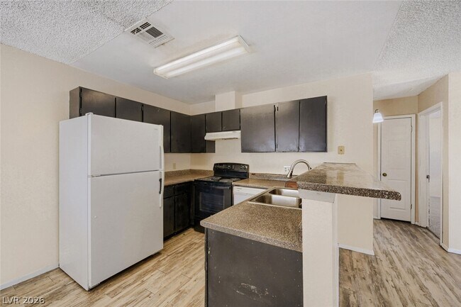 Building Photo - 2745 Jennydiane Dr
