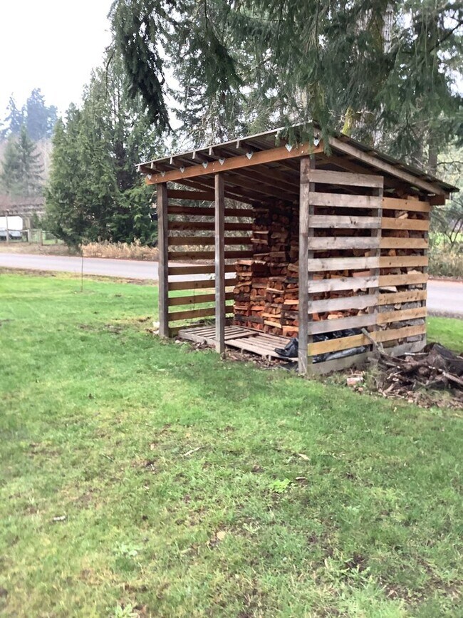 Building Photo - 1 STORY RAMBLER 3 BED 1.5 BATH IN PORT ORCHARD