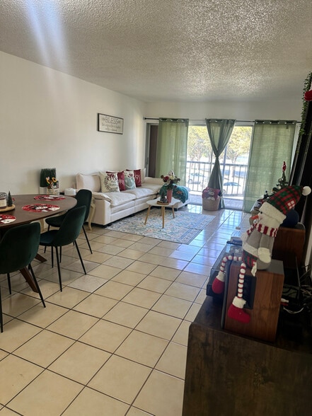 Building Photo - 9120 Fontainebleau Blvd