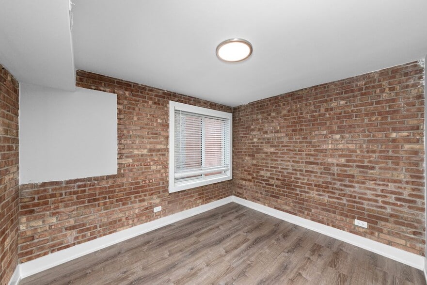 Building Photo - 1220 N La Salle Dr