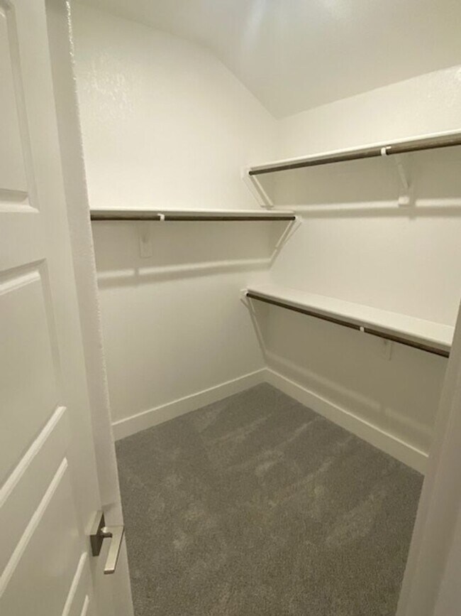 Building Photo - 4/2.5/2 - GREAT LOCATION near downtown and...