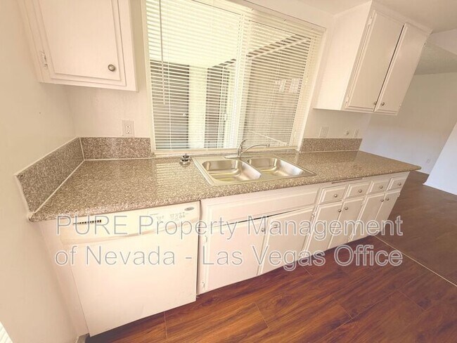 Building Photo - 1405 E Vegas Valley Dr