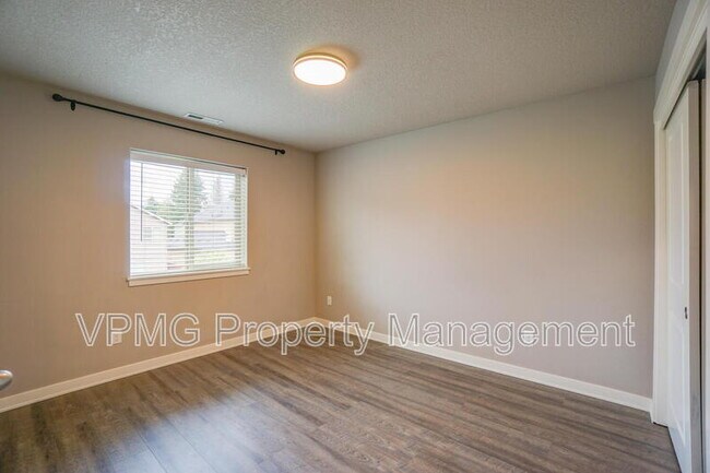 Building Photo - 7510 NE 124th Ave