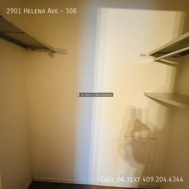 Building Photo - 2901 Helena Ave