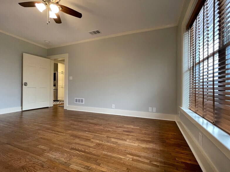 Building Photo - 2556 S University Dr