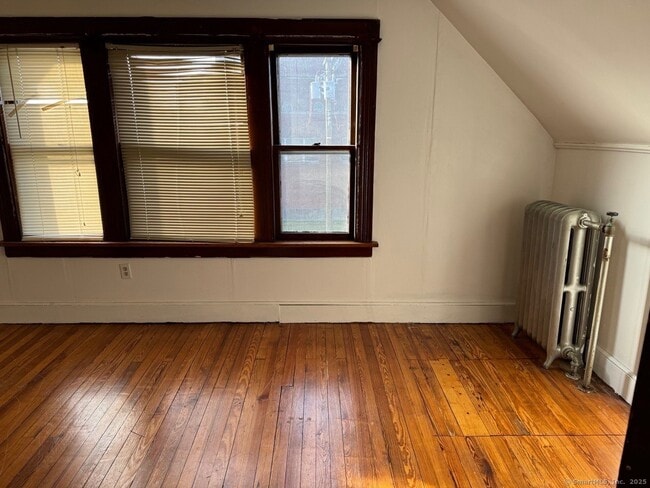Building Photo - 458 Ridgefield Ave