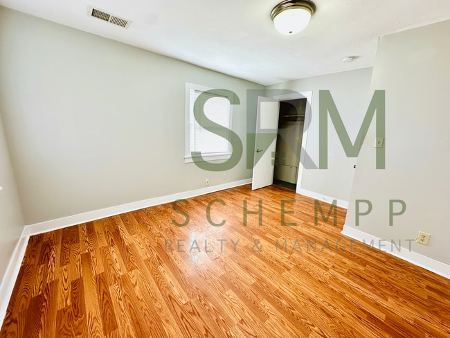 Building Photo - Spacious 2BD home off of Taylor Blvd!