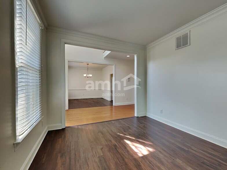 Building Photo - 2402 Clovelly Ct