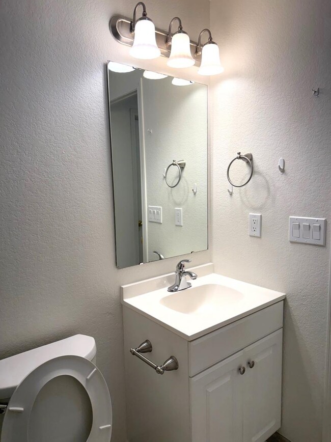 Building Photo - 2 bedroom in Bothell WA 98012