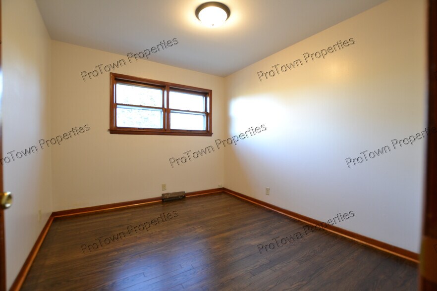 Building Photo - 2205 Tamarack Dr