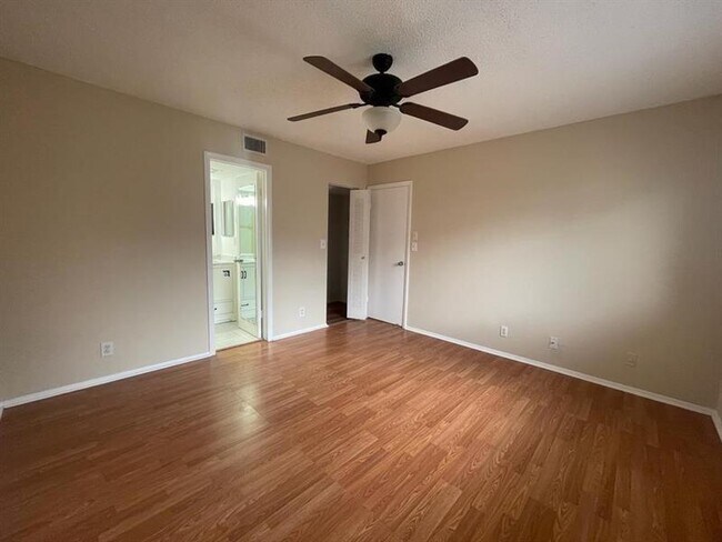 Building Photo - 2621 Riverside Dr