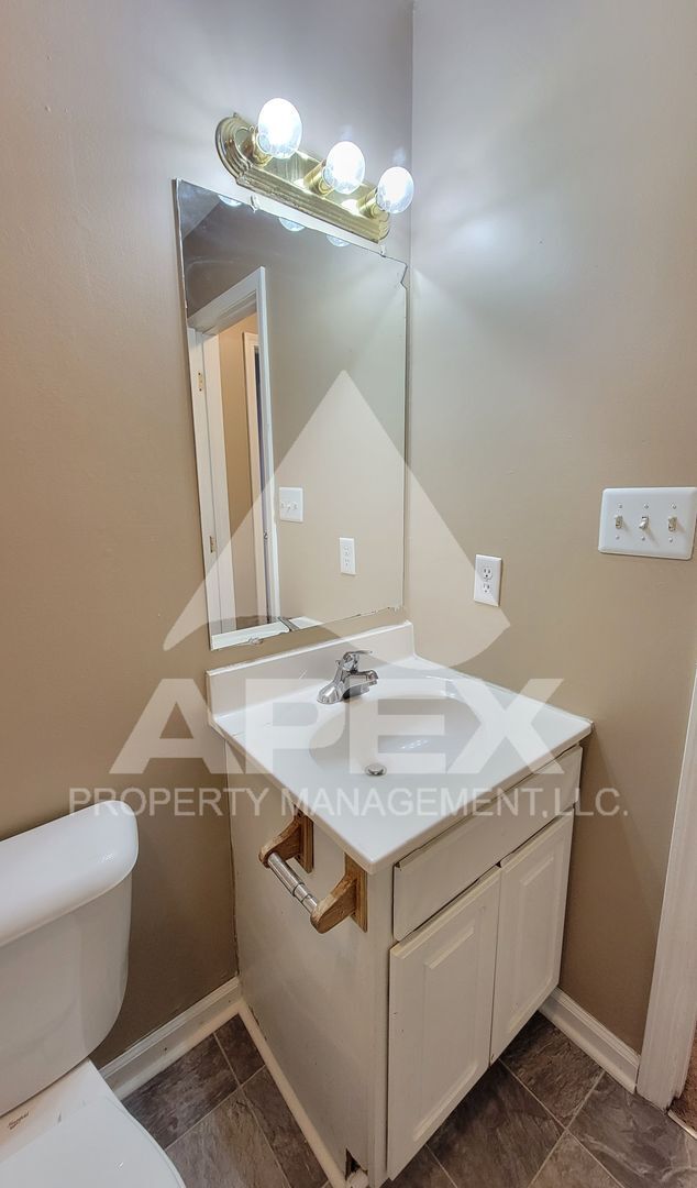 Building Photo - MOVE-IN SPECIAL,NO RENT TIL JUNE 1ST! - Nice 2 Bd | 1.5 Ba Townhouse in West Knox Condo Community!